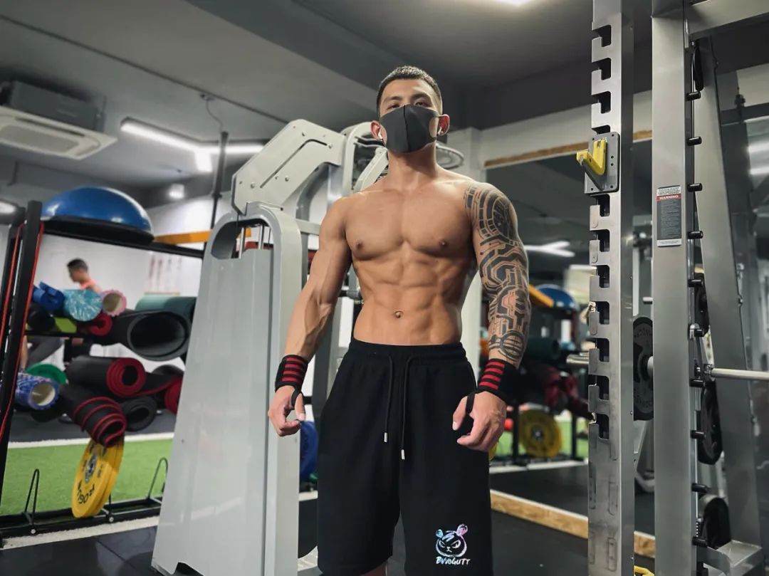健身男图_健身图男女士图_健身图男神细狗