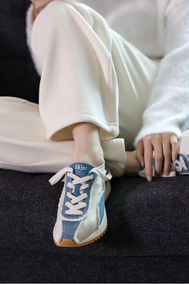 美女的运动凉鞋_美女的运动凉鞋彩色视频_美女运动鞋