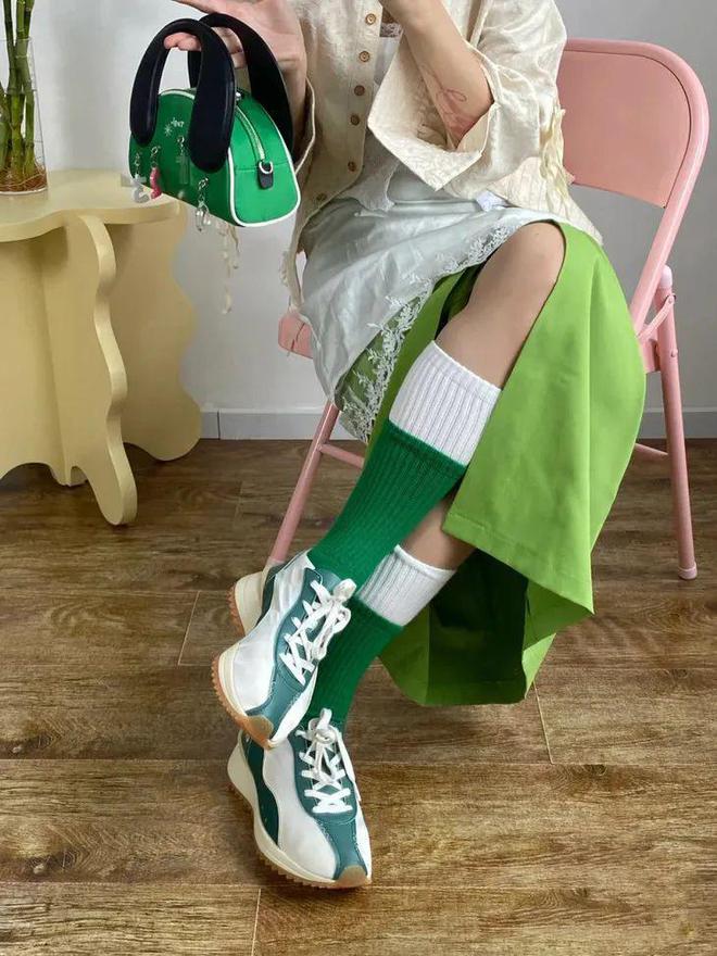 美女运动鞋_美女的运动凉鞋_美女的运动凉鞋彩色视频