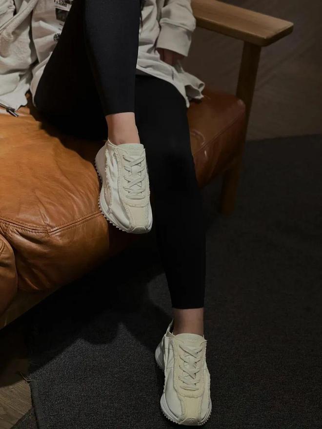 美女的运动凉鞋_美女的运动凉鞋彩色视频_美女运动鞋