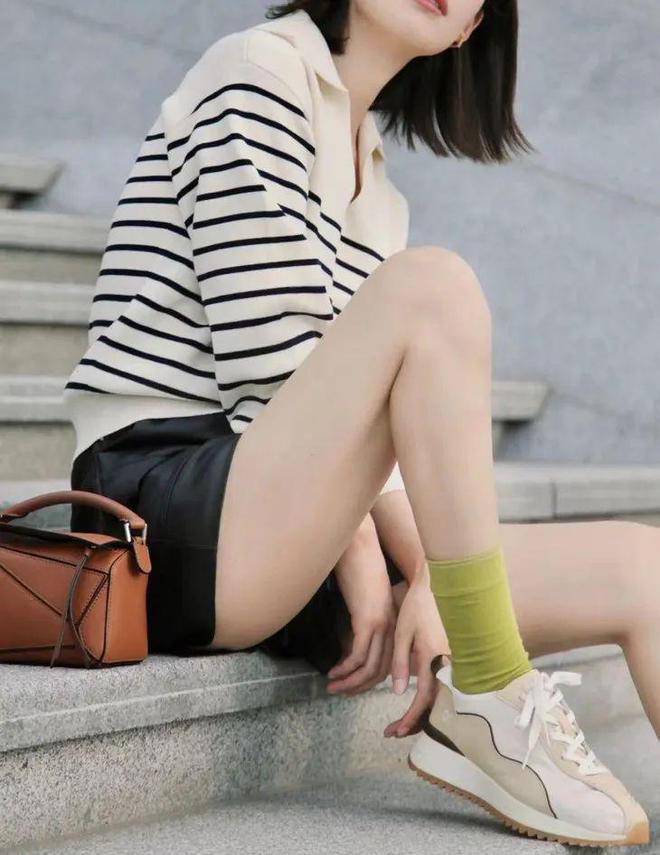 美女的运动凉鞋_美女的运动凉鞋彩色视频_美女运动鞋