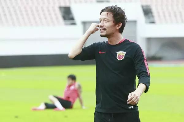 足球冠军杯叫什么_足球赛事的各种冠军杯_足球决赛冠军是几号球队