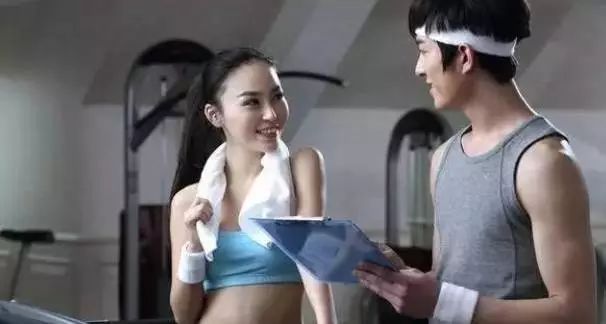 健身房里的女教练私教课_健身房女私教视频_健身私教女学员