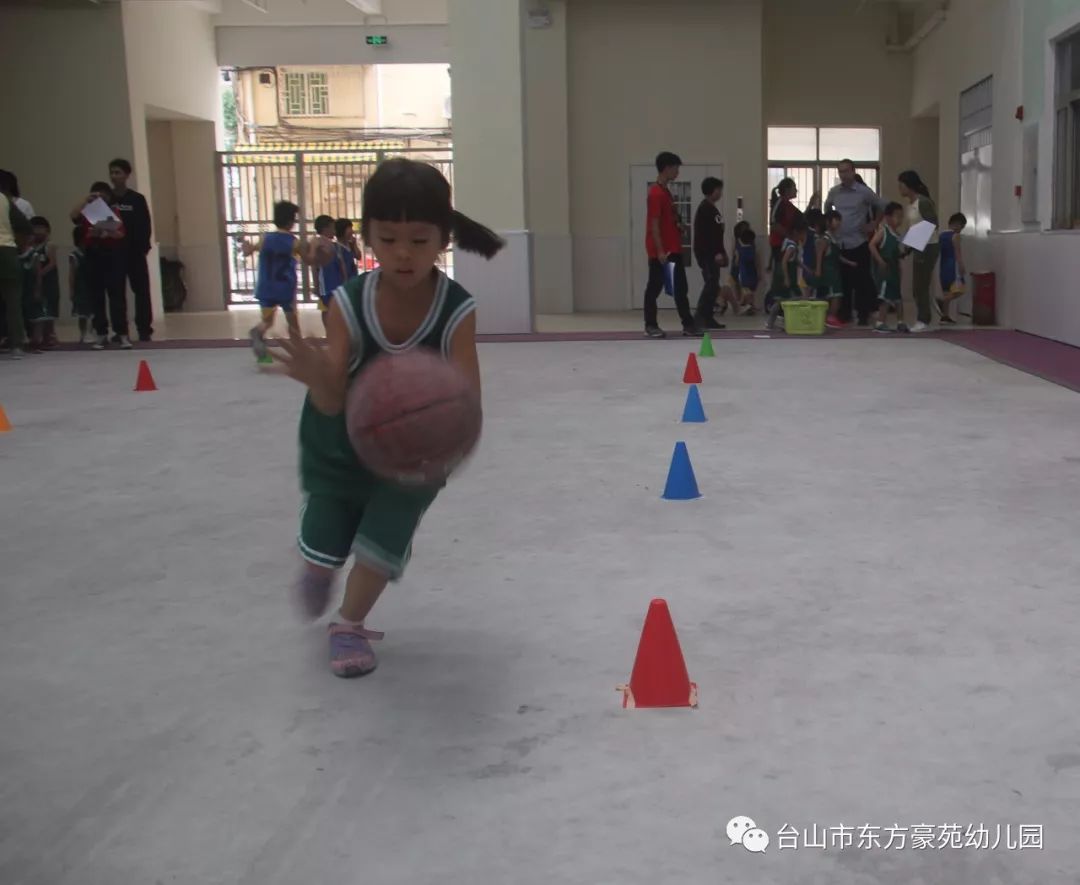 幼儿篮球对抗赛解说词_对抗赛规则篮球幼儿园_幼儿篮球对抗赛教案